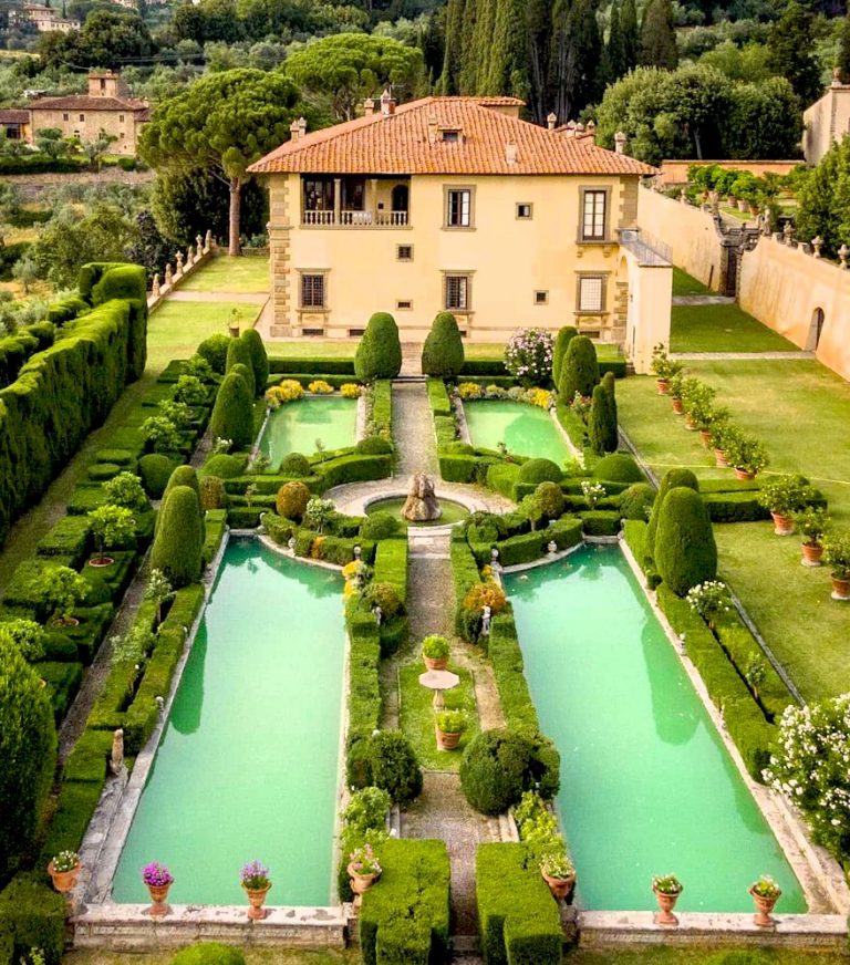 Villa Gamberaia classic Tuscan villa and gardens in Tuscany